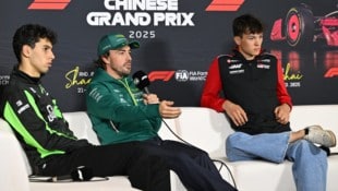 Fernando Alonso (Mitte) fordert mehr Anerkennung für Gabriel Bortoleto (links).