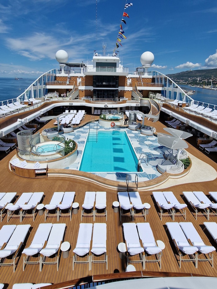 Das Pooldeck lädt zum Entspannen, Schwimmen und Sonnetanken ein.