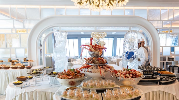 Exquisiter Brunch mit Hummer und anderen Köstlichkeiten im Grand Dining Room.