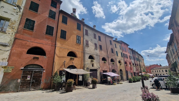 Bunte Häuserzeile im italienischen Brisighella, das für sein hochwertiges Olivenöl bekannt ist.