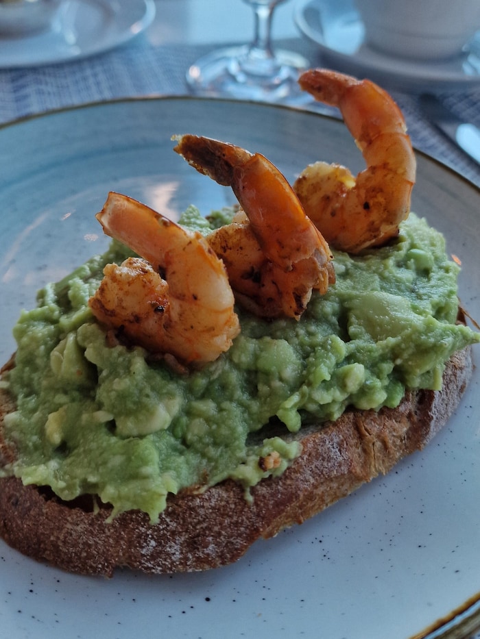 Avocado-Toast mit Garnelen