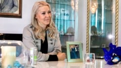 Simone Lugner hat ihren Richard immer ganz in der Nähe – hier sitzt sie neben einem gemeinsamen ...