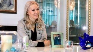 Simone Lugner hat ihren Richard immer ganz in der Nähe – hier sitzt sie neben einem gemeinsamen ...