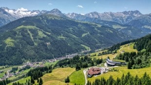 Tief unten liegt Gerlos, darüber die imposante Bergwelt des Zillertales.