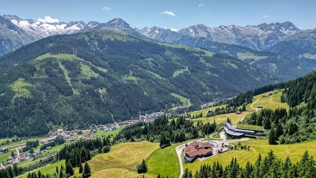 Tief unten liegt Gerlos, darüber die imposante Bergwelt des Zillertales.