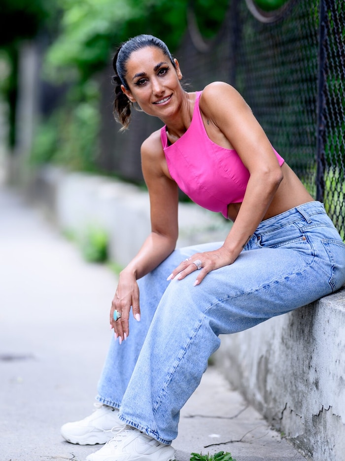 Mit Pink gegen Liebeskummer: Samira Dadashi singt über unnötige Männer – und Selbstliebe.
