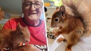 „Valentino“ mit „Mama“ Manfred und beim Verdrücken eines Snacks.