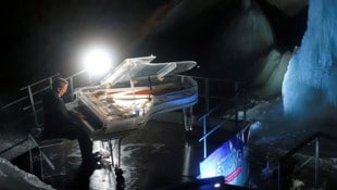 Peter Brugger spielt in der Rieseneishöhle am Dachstein