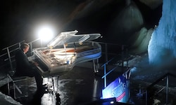 Peter Brugger spielt in der Rieseneishöhle am Dachstein