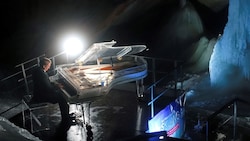 Peter Brugger spielt in der Rieseneishöhle am Dachstein