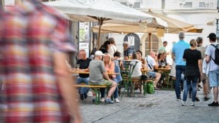 Gemütlich draußen sitzen – und das vielleicht bald länger: Die Sperrstunden-Debatte ist in ...