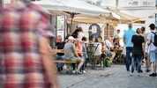 Gemütlich draußen sitzen – und das vielleicht bald länger: Die Sperrstunden-Debatte ist in ...