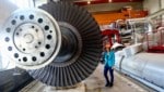 Innenteil der Simmeringer Dampfturbine im Größenvergleich zum Menschen. Jede Lamelle wird ...