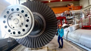 Innenteil der Simmeringer Dampfturbine im Größenvergleich zum Menschen. Jede Lamelle wird ...
