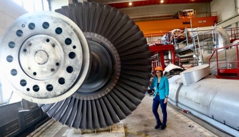 Innenteil der Simmeringer Dampfturbine im Größenvergleich zum Menschen. Jede Lamelle wird ...