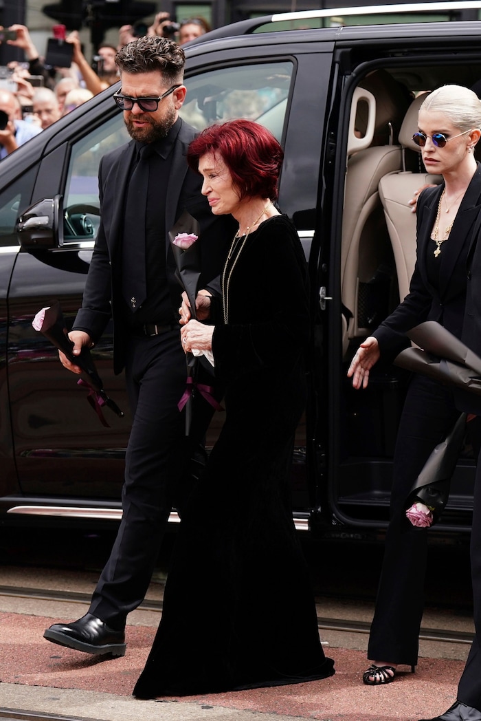 Jack Osbourne, seine Mutter Sharon und seine Schwester trauern beim Trauerzug für Ozzy Osbourne ...