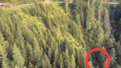 100 Meter stürzte das Fahrzeug hinab.