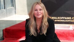 Christina Applegate enthüllt in ihren Memoiren, dass sie Brad Pitt bei den MTV Video Music ...