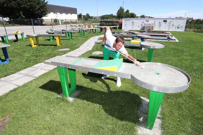 Der Familienvater beherrscht das Schlagen der magischen weißen Bälle in jeder Lebenslage.