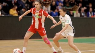 Das Frauen-Derby gab‘s bisher nur beim Hallenturnier im Winter – jetzt „brennt“ der Rasen.