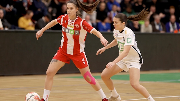 Das Frauen-Derby gab‘s bisher nur beim Hallenturnier im Winter – jetzt „brennt“ der Rasen.
