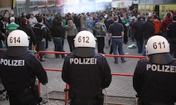 Bei vielen Spielen in Graz muss ein Großaufgebot an Polizei vor Ort sein.
