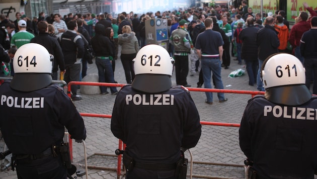 Bei vielen Spielen in Graz muss ein Großaufgebot an Polizei vor Ort sein.