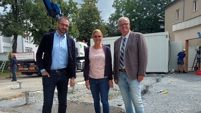 Bürgermeister Christian Gratzl (re.), Bildungsstadträtin Karin Kolm und Abteilungsleiter ...