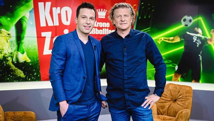 Peter Moizi (re.), begrüßt, diskutiert und wird als Stimmenimitator Herzog, Polster, Prohaska ...