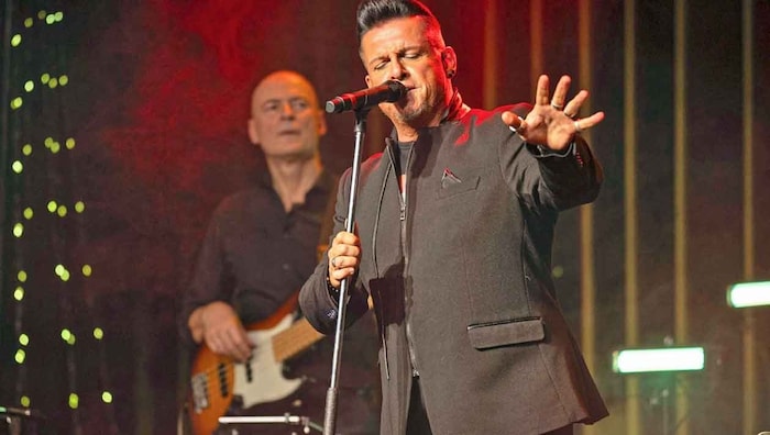 Sänger Pete Art, auch bekannt als musikalisches Mastermind von Herbert Prohaska, performt im ...