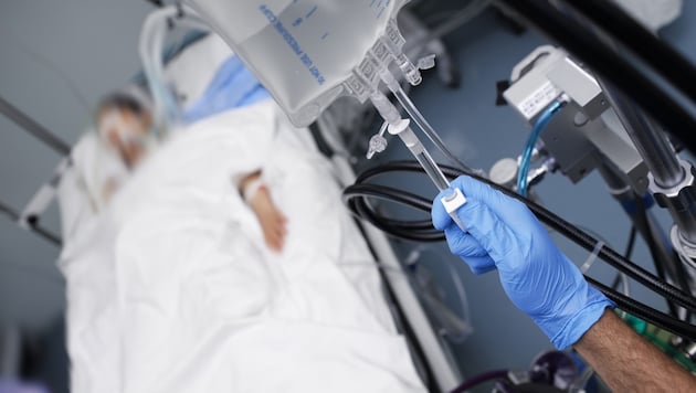 Mit fragwürdigen Infusionen soll ein Kärntner Arzt seine Patienten behandelt haben. Jetzt ...
