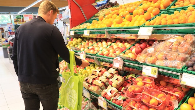 Lebensmittel werden teurer: Das merkt man beim Einkauf im Supermarkt. Nun ist eine Debatte über ...