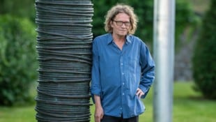Michael Kienzer platzierte eigenwillige Skulpturen aus Aluminium und Stahl im Schlosspark.