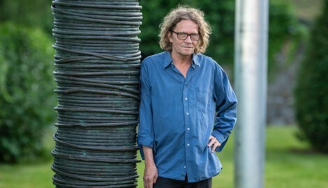 Michael Kienzer platzierte eigenwillige Skulpturen aus Aluminium und Stahl im Schlosspark.