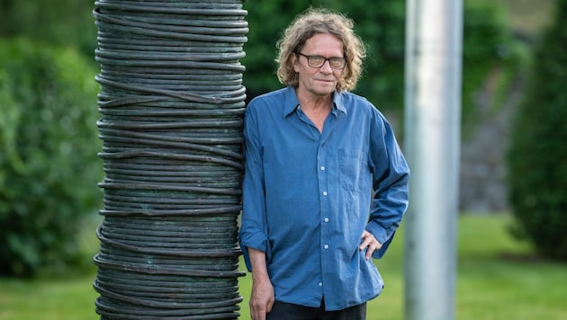 Michael Kienzer platzierte eigenwillige Skulpturen aus Aluminium und Stahl im Schlosspark.
