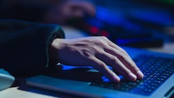 Der Mann postet auf Facebook die Privatadresse der Frau – das könnte strafrechtliche Folgen ...