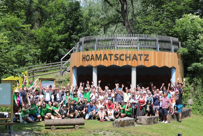 Im Rahmen eines Tat.Ort Jugend Projekts renovierte die LJ Langenwang das Freiluftklassenzimmer ...