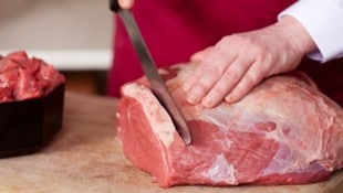 Beim Preis, den man für ein Stück Rindfleisch im Supermarkt zahlt, schneiden viele mit.