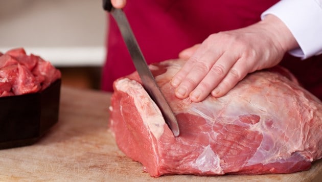 Beim Preis, den man für ein Stück Rindfleisch im Supermarkt zahlt, schneiden viele mit.