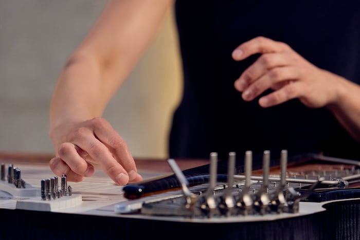Die finnische Kantele ist eine Kastenzither, die in der Mythologie Finnlands, etwa dem ...