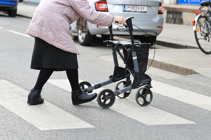 Bei Fußgängerampeln wird mit einem Gehtempo von 1,2 Metern pro Sekunde gerechnet. Für Senioren ...