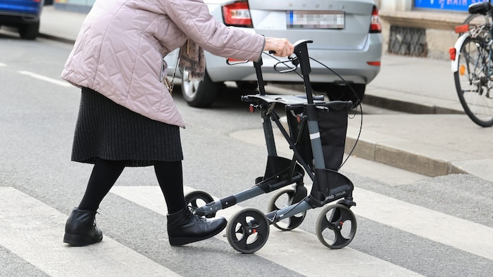 Bei Fußgängerampeln wird mit einem Gehtempo von 1,2 Metern pro Sekunde gerechnet. Für Senioren ...