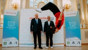 Tobias Kahofer machte vor Bundeskanzler Christian Stocker und Sport-Austria-Präsident Hans ...