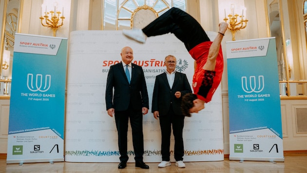 Tobias Kahofer machte vor Bundeskanzler Christian Stocker und Sport-Austria-Präsident Hans ...