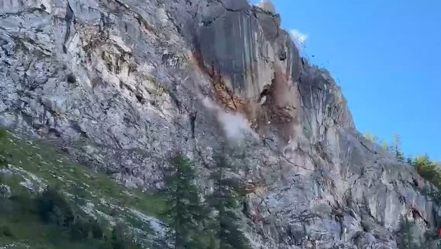 Ein Bild aus einem Video zeigt den Felssturz.