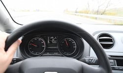 Die Tirolerin hinterließ mit ihrem Auto eine Spur der Verwüstung.