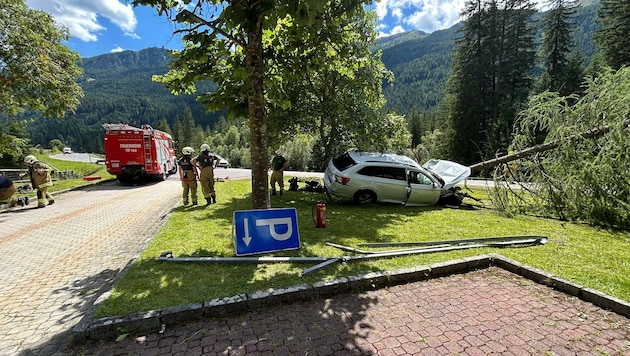 Die Alkofahrt eines 36-jährigen Vaters mit seinem Sohn im Auto endete an einem Baum.