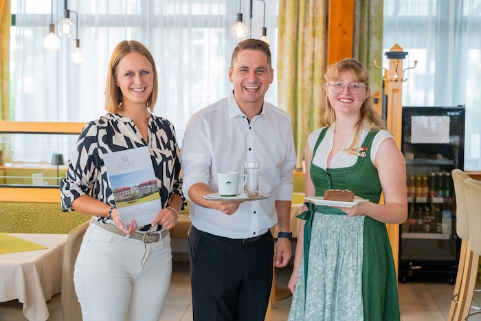Geschäftsführerin Bernadette Kitzler mit den „Lehrlingen“ Lukas Brandweiner und Barbara Allram ...