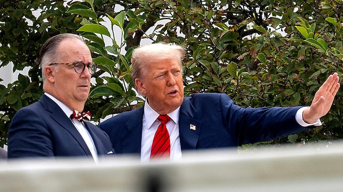 US-Präsident Donald Trump im Gespräch mit Architekt James McCrery – auf dem Dach des Weißen ...