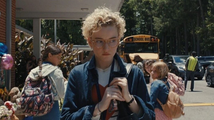 Julia Garner in der Rolle von Klassenlehrerin Mrs. Gandy